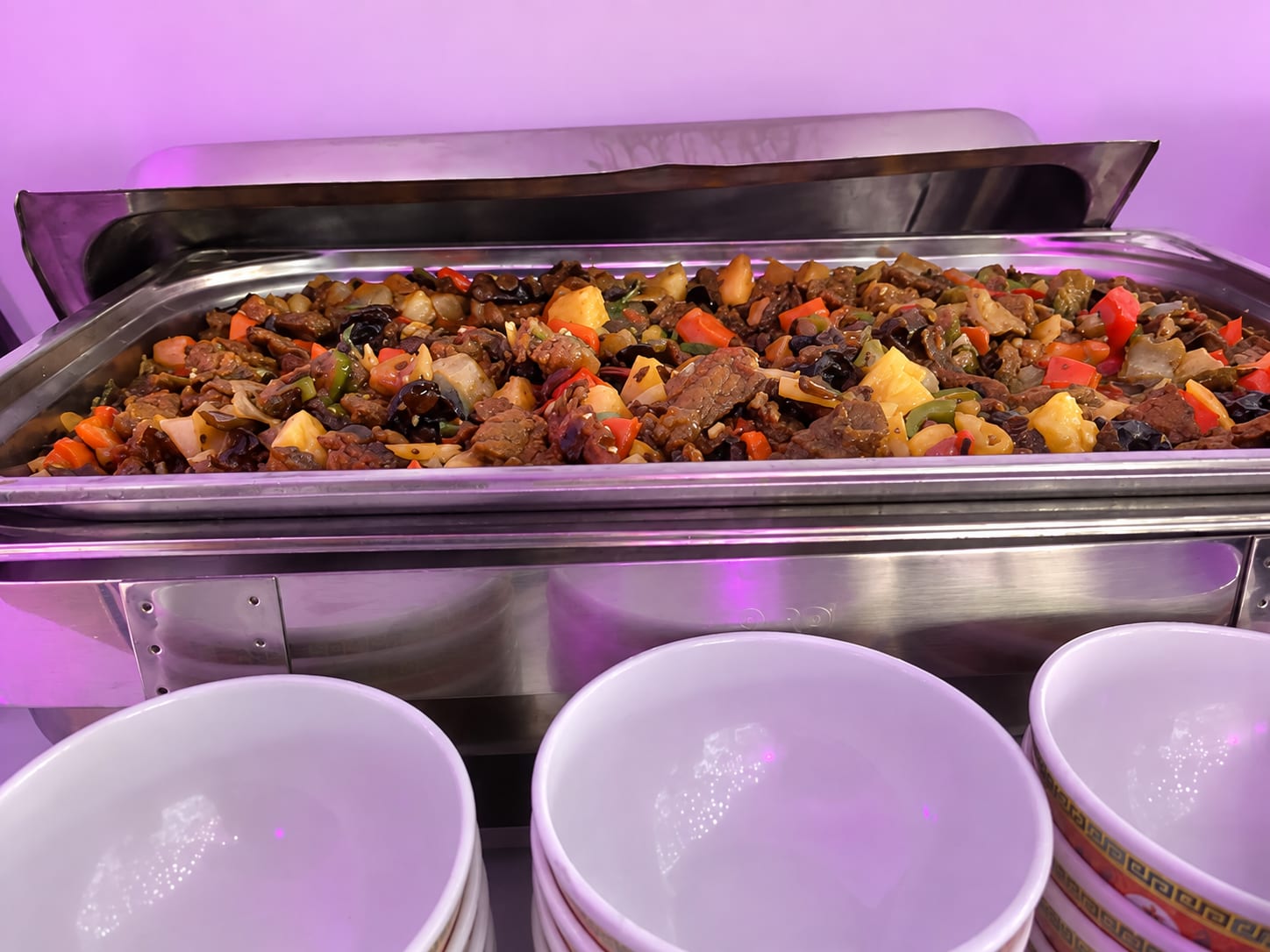 Sauté de bœuf aux légumes, champignons noirs et ananas, dans un bain-marie