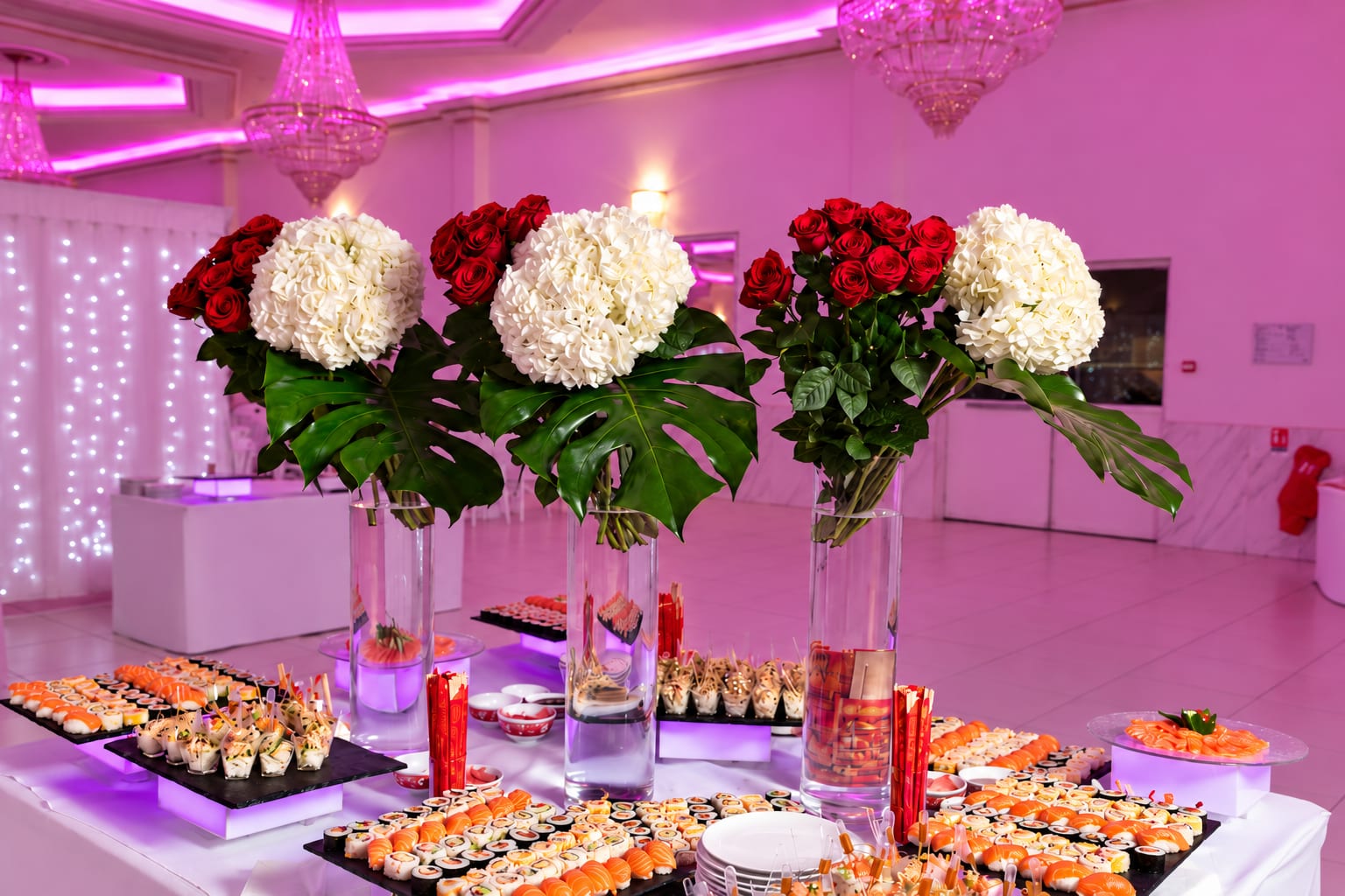 Buffet japonais sous trois bouquets de roses rouges et d'hortensias blancs