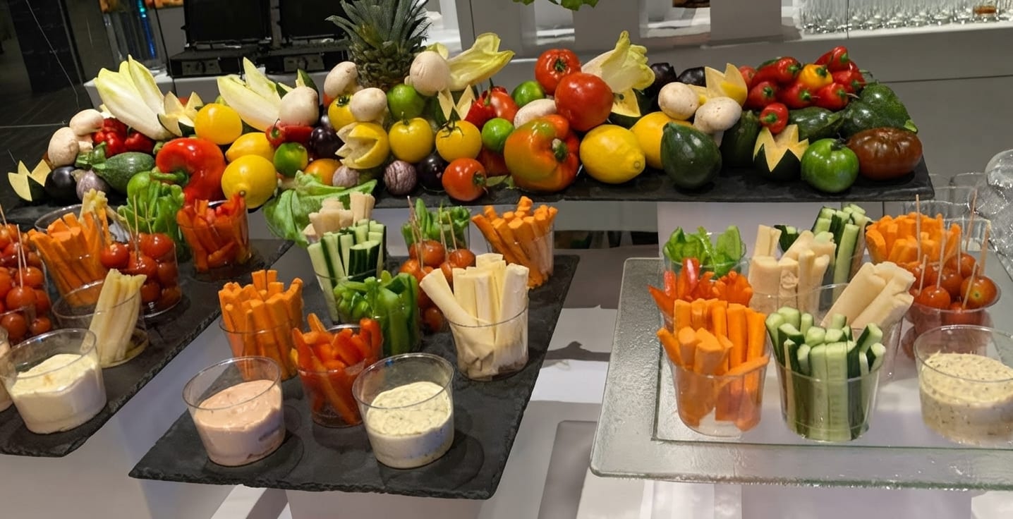 Verrines de crudités et de sauces, sous une présentation de légumes entiers