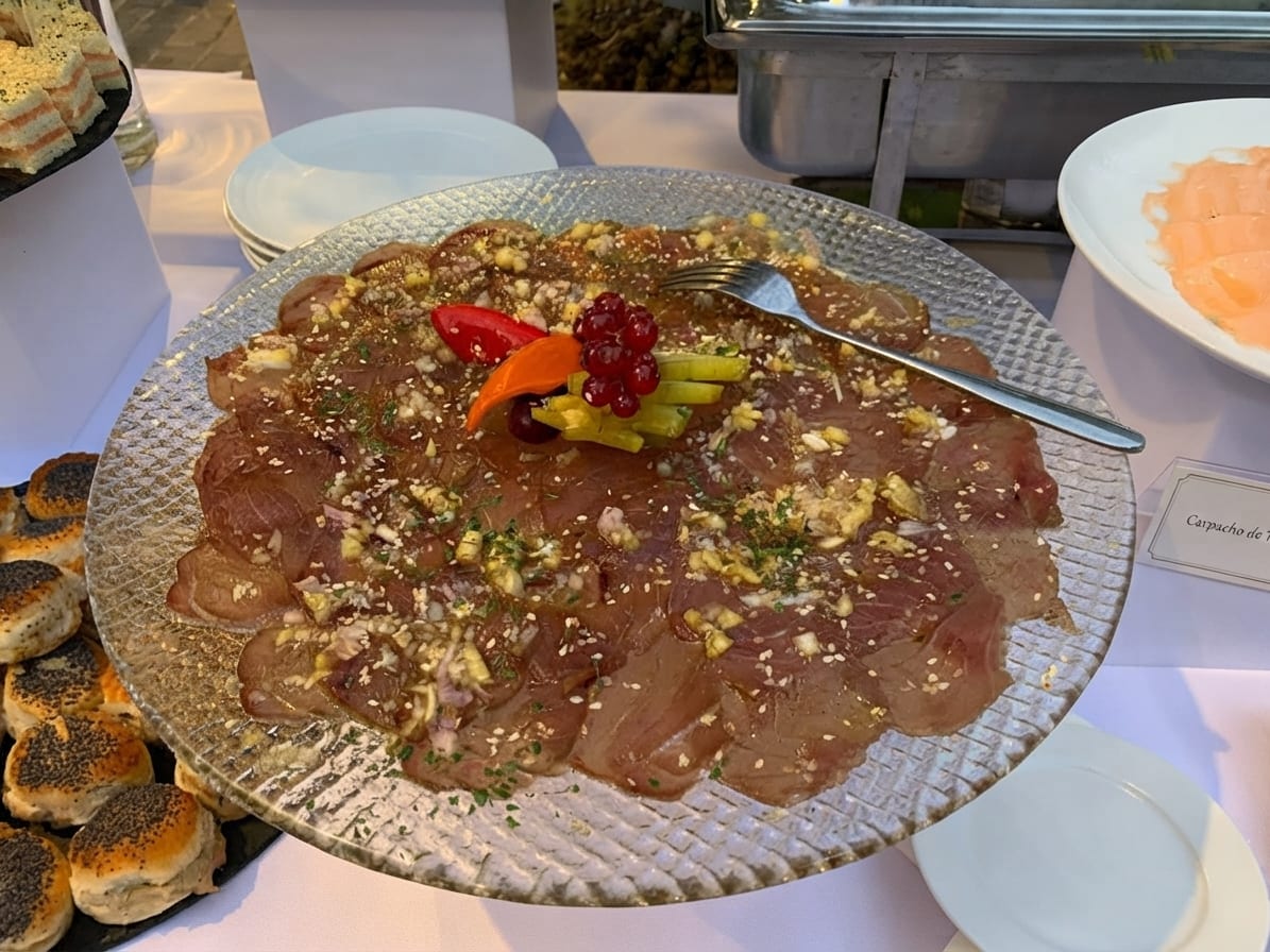 Carpaccio de thon au sésame sur un plat de verre