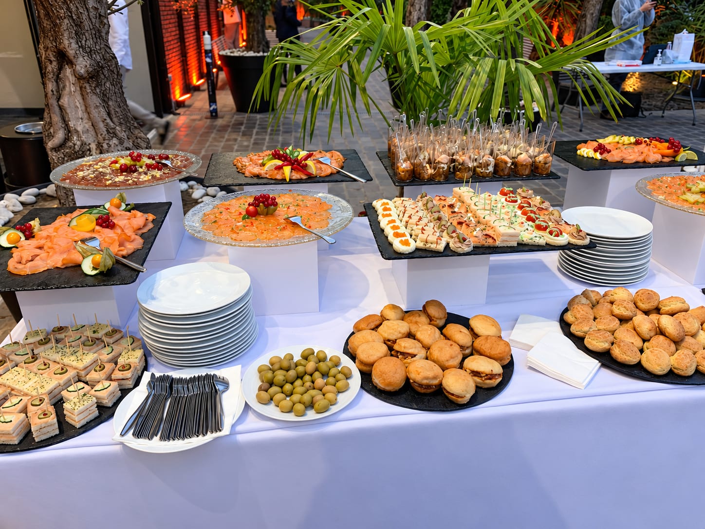 Buffet de la mer en terrasse : saumon fumé, carpaccios, canapés et verrines